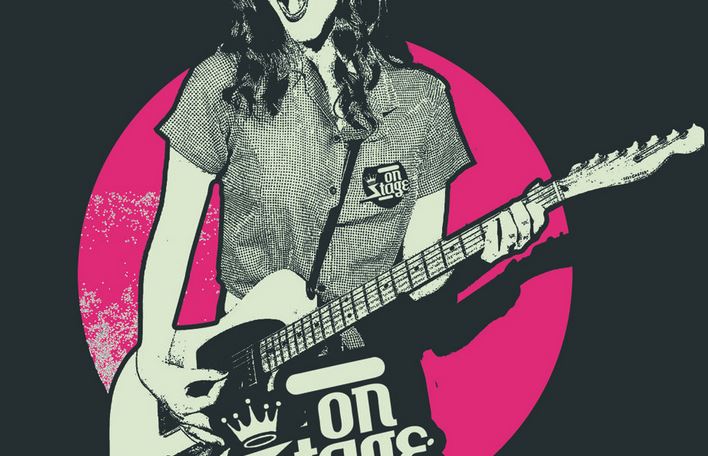 buste d'une femme qui joue de la guitare
