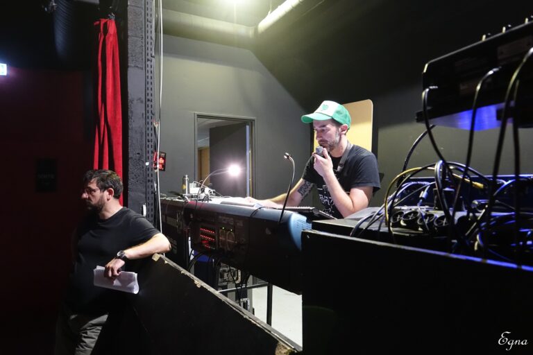 Yohan derrière la console con