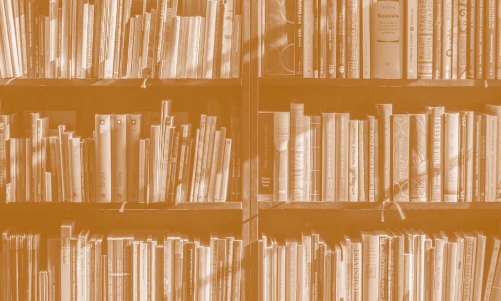 Image de livres dans une bibliothèque