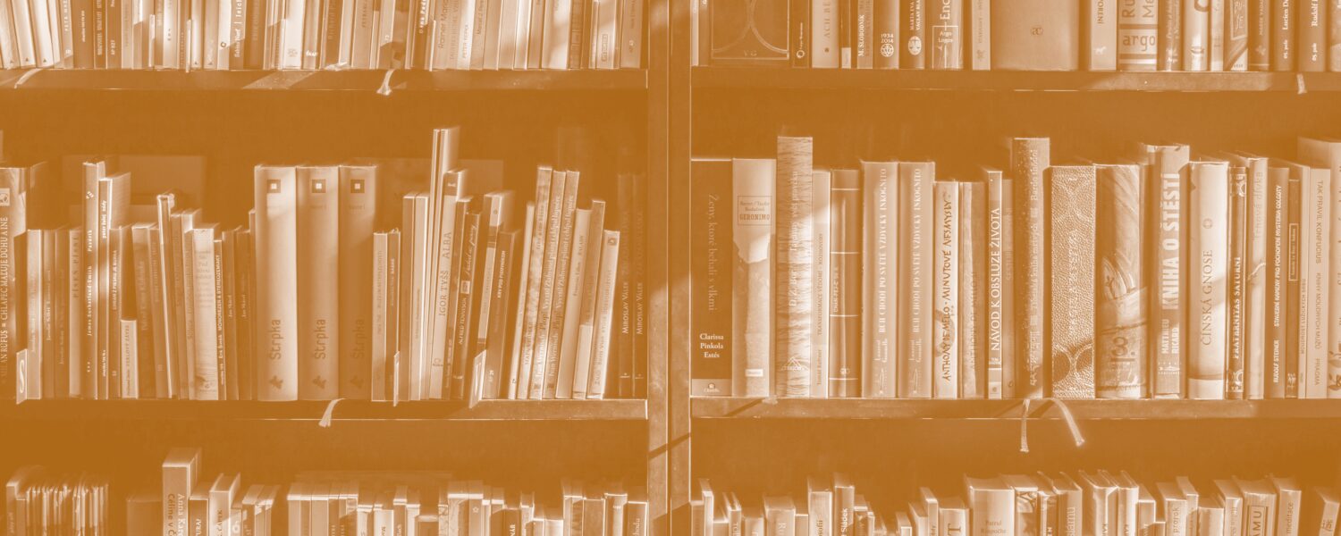 Image de livres dans une bibliothèque