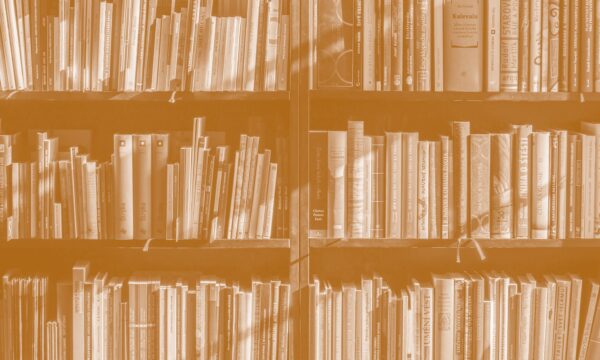 Image de livres dans une bibliothèque