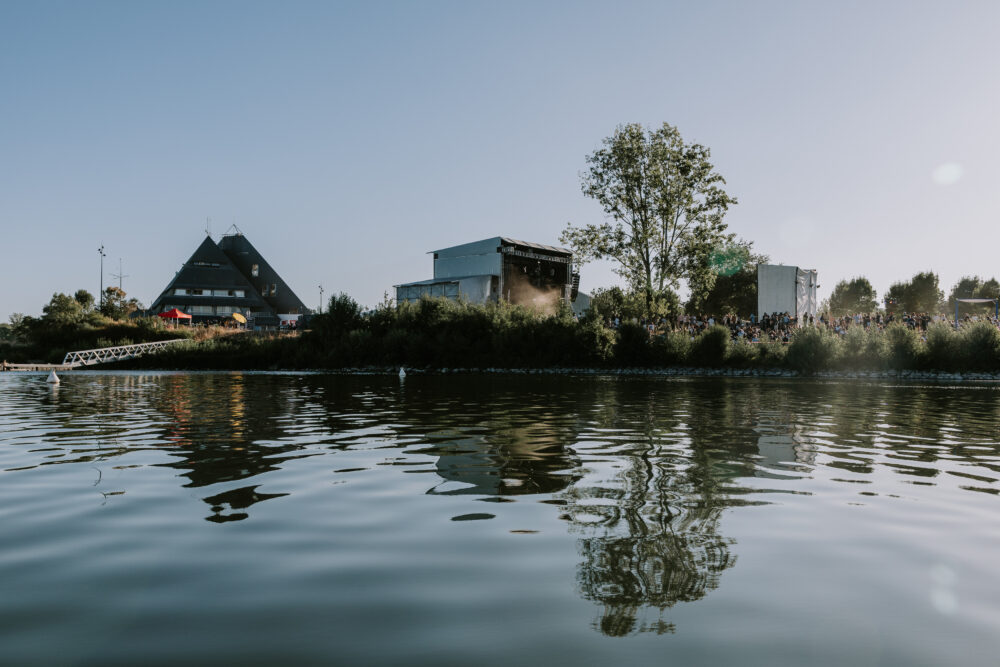 Photo du site du festival Levitation France en 2025, au bord des rives du Lac de Maine