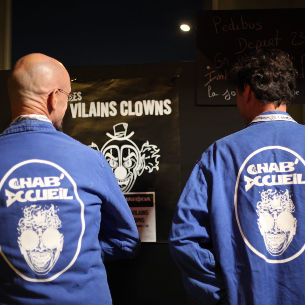 2 bénévoles avec leur veste accueil