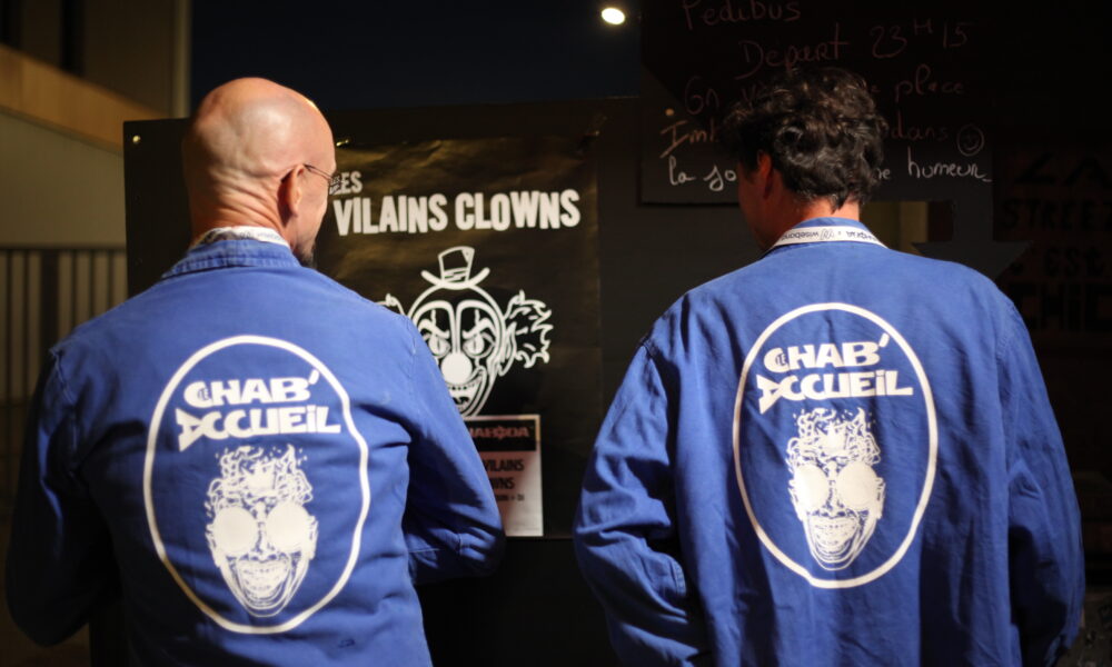 2 bénévoles avec leur veste accueil