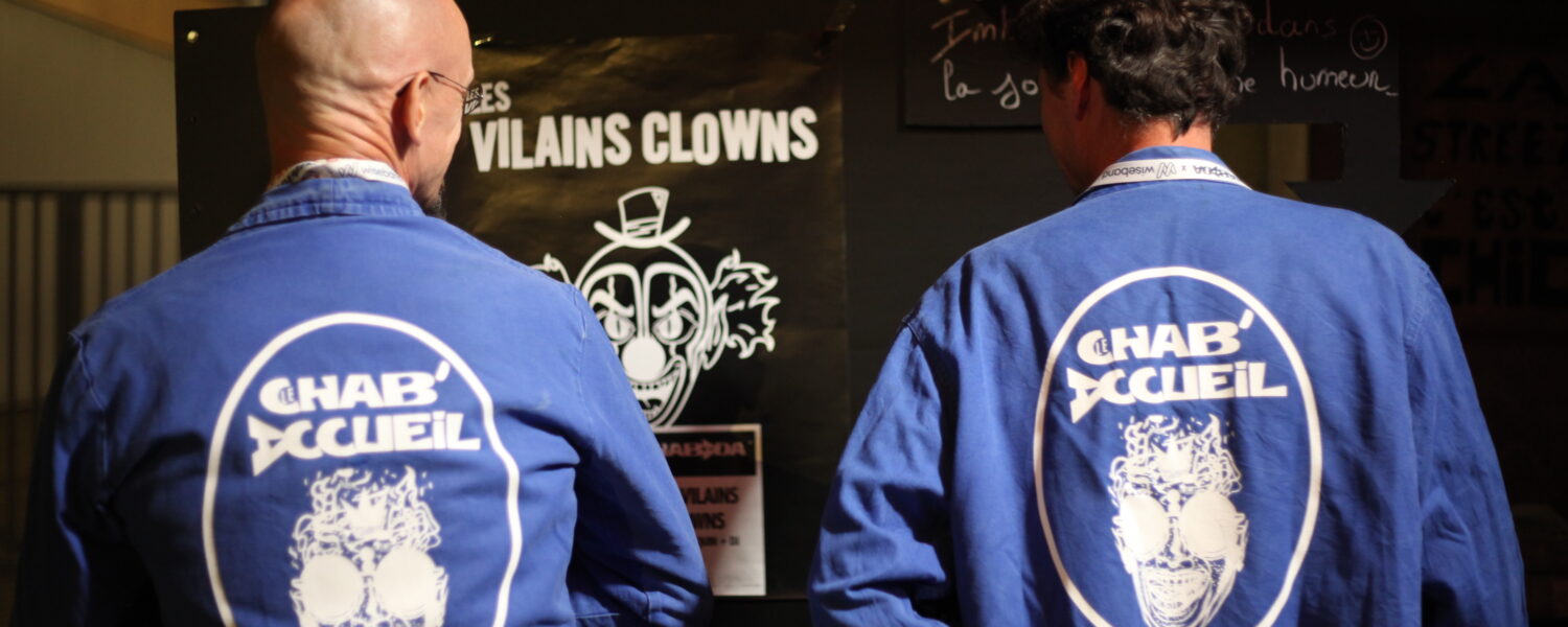 2 bénévoles avec leur veste accueil