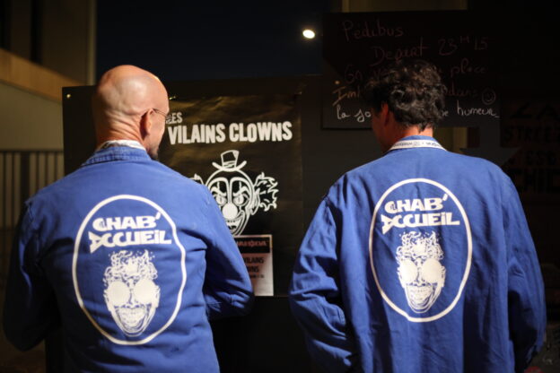 2 bénévoles avec leur veste accueil