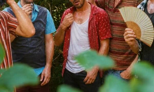 Extrait d'une photo des membres de The Loire Valley Calypsos en train de subir la canicule